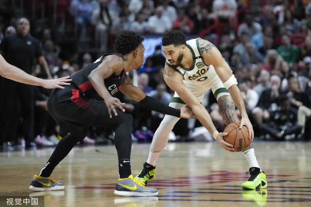 凭借坚韧不 凭借坚韧不